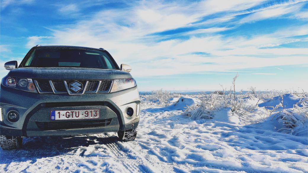 Suzuki Vitara in de sneeuw